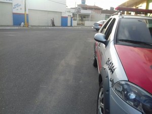 Assaltante usa moto, entra em farmácia e rouba celular