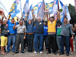 Candidato Rogério Teófilo é recepcionado por moradores do bairro Guaribas