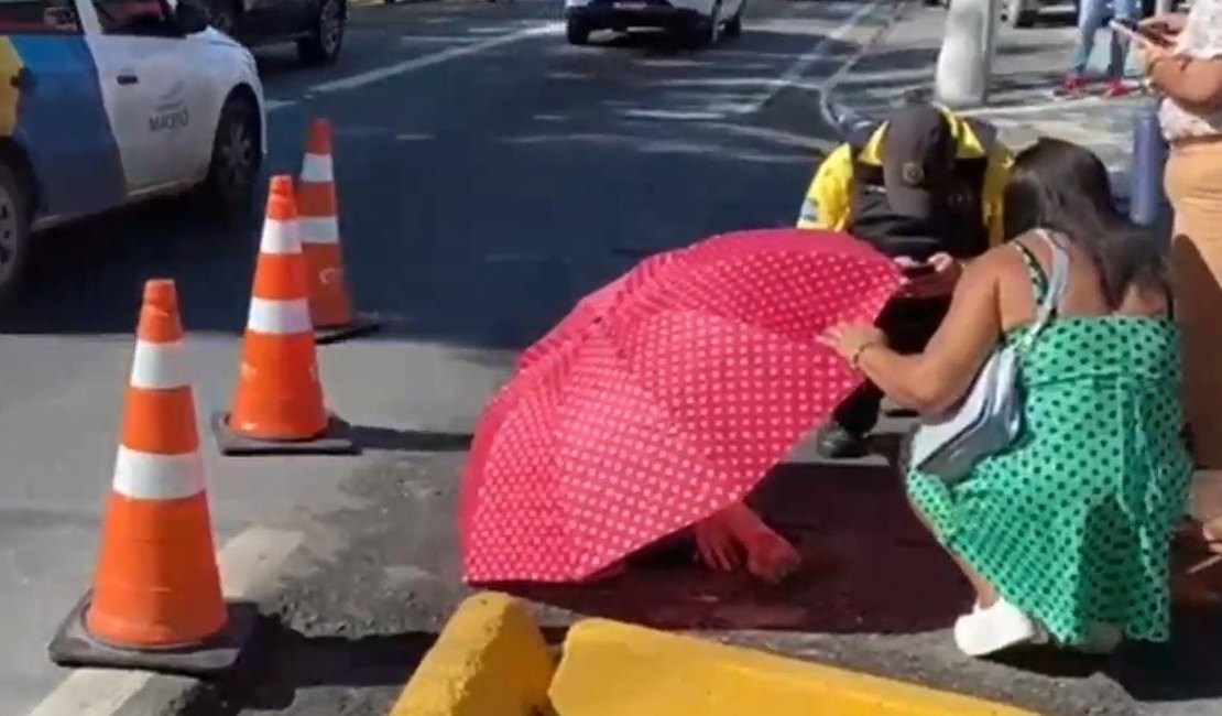 Idoso é atropelado na Av. Fernandes Lima por motorista que corria para socorrer pai