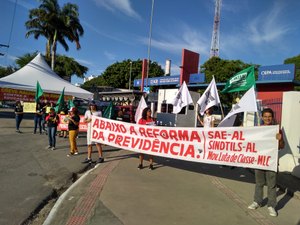 Alunos e servidores alagoanos protestam contra cortes na Educação 