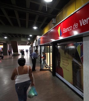 Venezuelanos estão impedidos de receber salário por falta de notas nos bancos