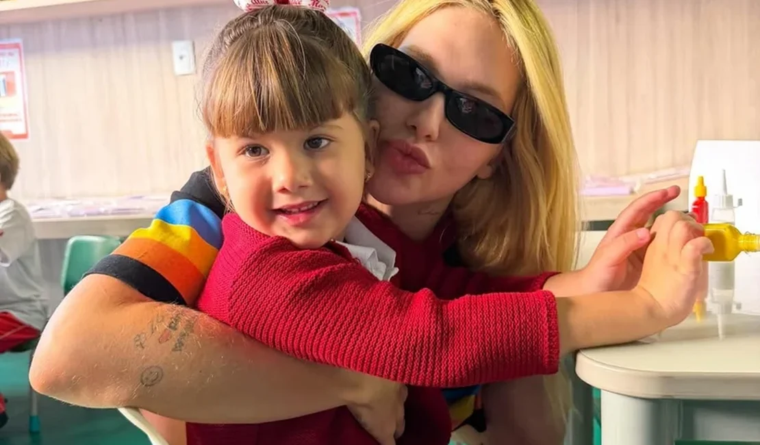 Virginia visita escola da filha e recebe surpresa de Dia das Mães