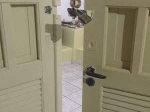 Criminosos invadem duas residências no Francês e fogem levando toda a mobília