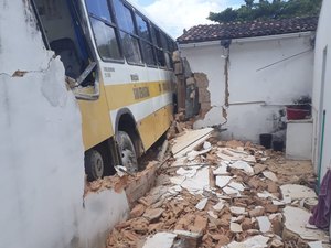 Ônibus descontrolado colide em residencia no centro da cidade, em Penedo 