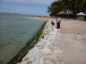 Técnicos visitam áreas com obras de contenção da erosão marinha