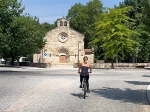 Bruno Gagliasso passeia de bike com Giovanna Ewbank em Portugal