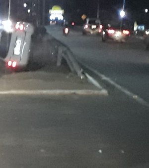 [Vídeo] Carro capota e colide com canteiro na avenida José Alexandre, em Arapiraca 