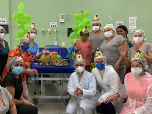 Menino agredido pelo padrasto ganha bolo de aniversário no HE do Agreste