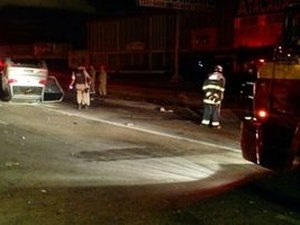 Motorista capota carro após fugir de blitz no Farol