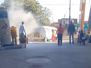 Kombi pega fogo durante abastecimento em posto de combustíveis em Rio Largo