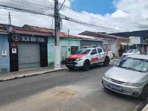 [Vídeo] Homem coberto com capa preta furta casa de vizinho em Arapiraca
