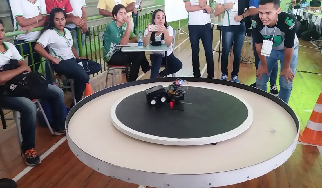 Batalha de robôs incentiva aprendizado entre estudantes do Ifal