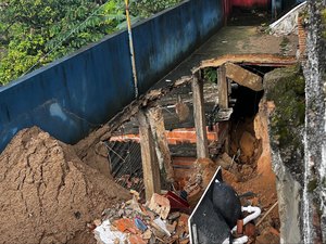 Parte de casa desaba e deixa cinco pessoas presas no Barro Duro