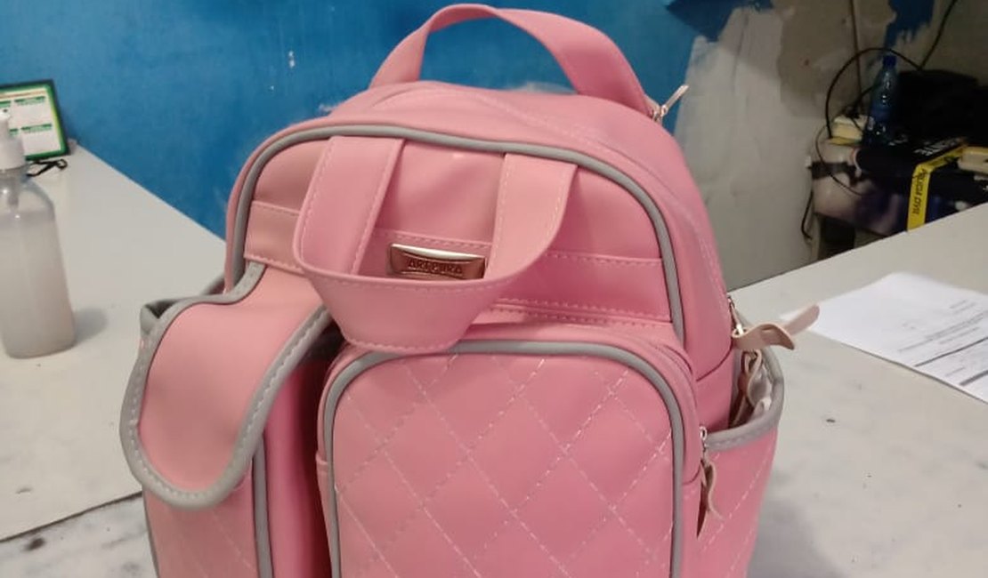 Mulher grávida furta bolsa de loja de produtos infantis mas é detida por populares