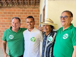 Em Santana do Mundaú, Edno Lino e Zé Lino recebem João Caldas antes da caminhada do 22