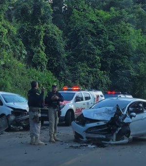 Dois carros colidem frontalmente na ladeira de Atalaia