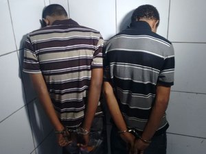 Jovem é preso e adolescente é apreendido com mais de 50 bombas de maconha