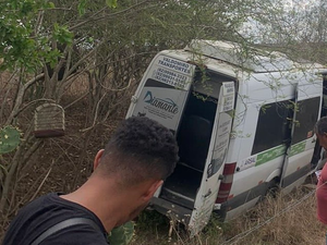 Acidente na AL-220 deixa passageiros de van feridos após veículo sair da pista desgovernado