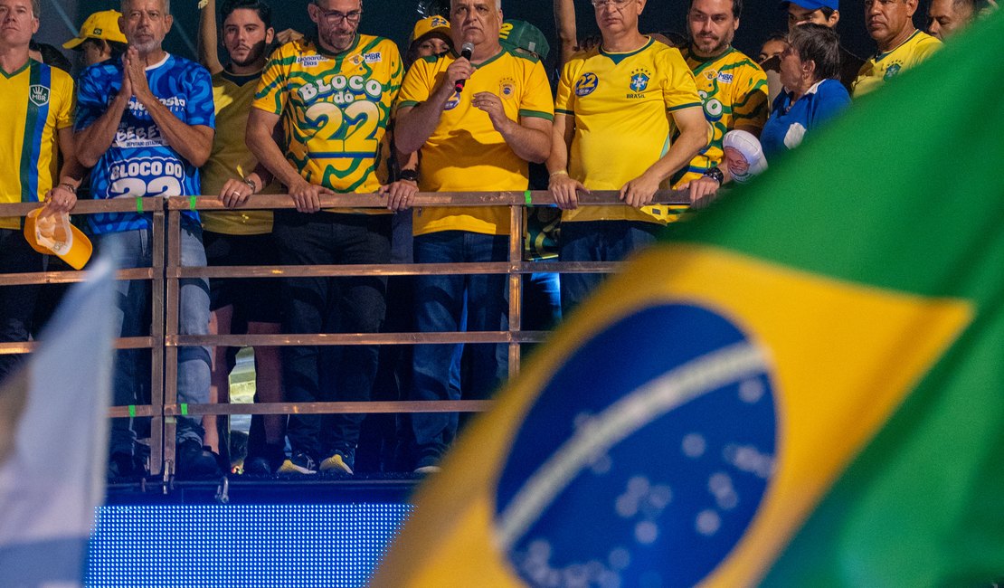Maceió para no bloco do 22 e reúne milhares em apoio a Flávio Bolsonaro e Alfredo Gaspar