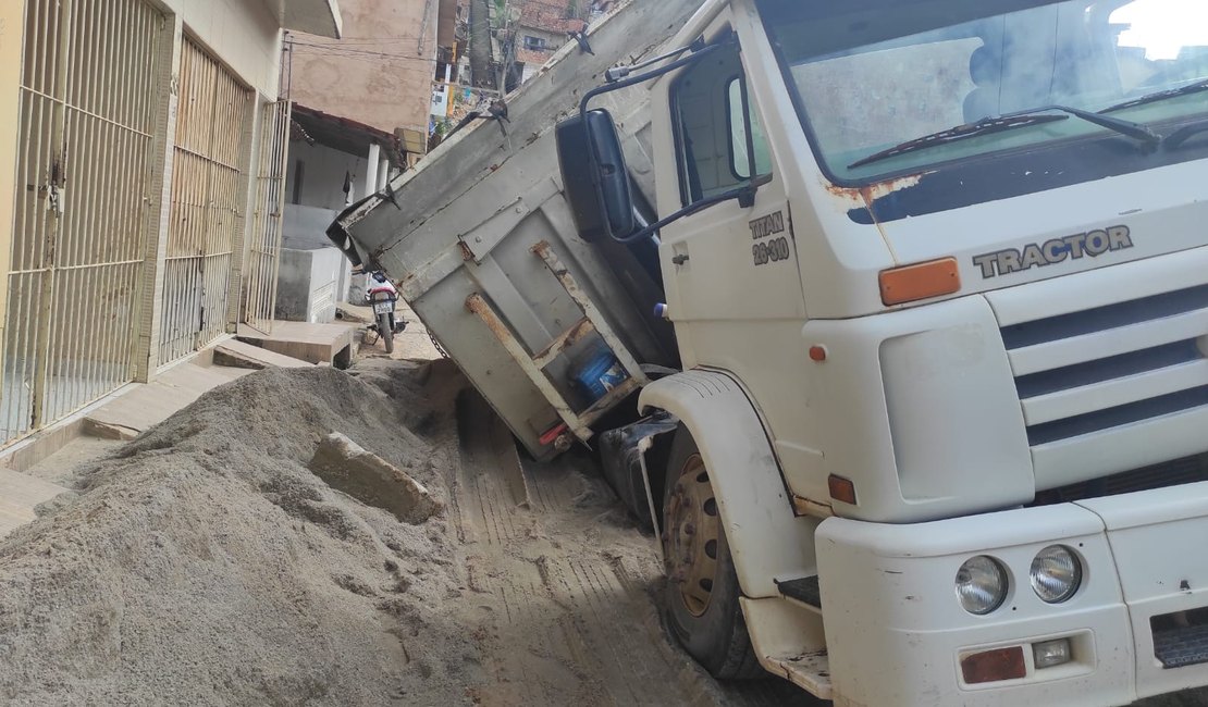 Caçamba com areia molhada tomba e deixa rua interditada na cidade de Maragogi