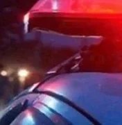Trio rouba motocicleta, carteira e celular e foge da polícia, em Arapiraca