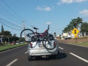 Homem identifica bicicleta roubada sendo transportada em carro; vídeo  