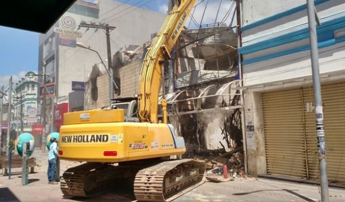 Loja atingida por incêndio é demolida em Maceió