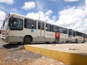 Criminoso invade ônibus e rouba celulares e dinheiro de passageiros