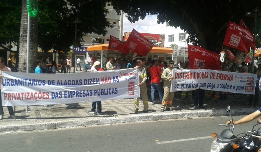 Funcionários suspendem atendimento e protestam