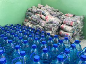 Prefeitura de Igaci entrega kits às vítimas das chuvas