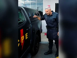 PM viraliza ao fazer tour inusitado em camburão da PM: “Climatizado”