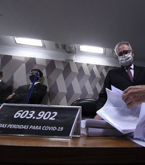 Renan destaca na leitura de relatório final à CPI da Covid atraso na compra da vacina e omissão do governo