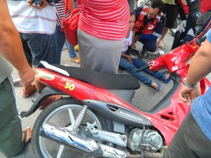 Colisão entre carro e moto deixa mulher ferida no Centro