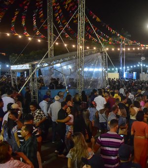 Maceioenses e turistas festejam noite de São João em Jaraguá