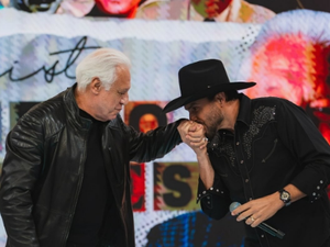 Mano Walter se emociona ao cantar tema de 'O Rei do Gado' diante de Antônio Fagundes