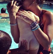 Juliana Paes posta foto com os filhos na piscina