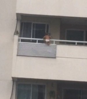 Vídeo chocante mostra bebê pendurado em varanda de apartamento