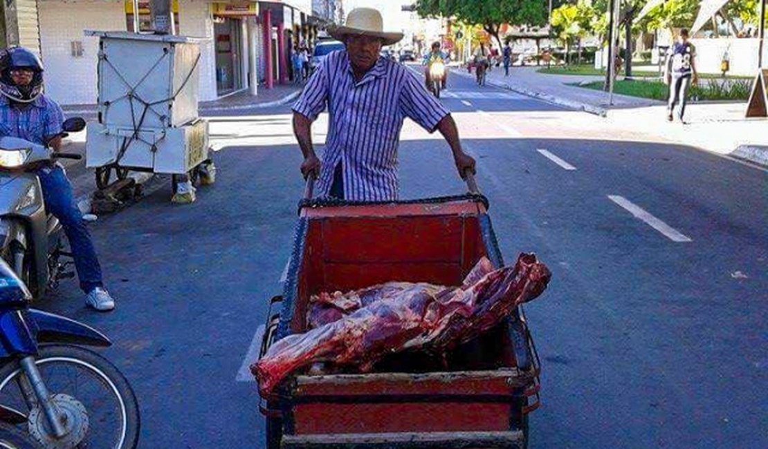 Carroceiro é flagrado transportando carne no centro de Arapiraca