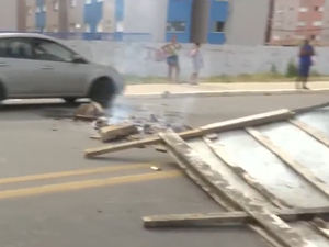 Moradores bloqueiam avenida em protesto contra contas altas e qualidade da água em Maceió