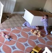 [Vídeo] Bebê de dois anos salva irmão gêmeo que estava preso debaixo de uma cômoda