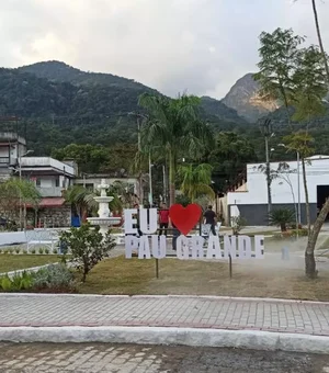 'Eu ❤️ Pau Grande': distrito onde nasceu Garrincha viraliza após instalação de letreiro em praça