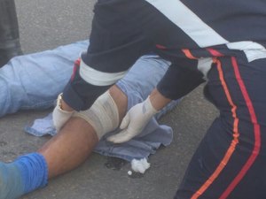 Cachorro atravessa rua e provoca acidente com funcionário de supermercado