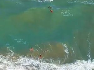 Cabo Bebeto homenageia bombeiros após resgate de adolescente e pai em Jacarecica