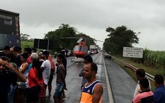 Acidente entre carro e caminhão deixa pessoa presa às ferragens, em Pilar