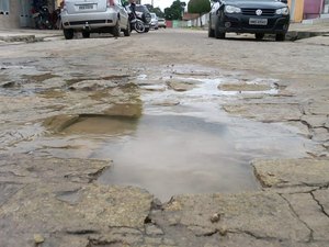 [Vídeo] Moradores do bairro Baixão reclamam de vazamento de água em Arapiraca 