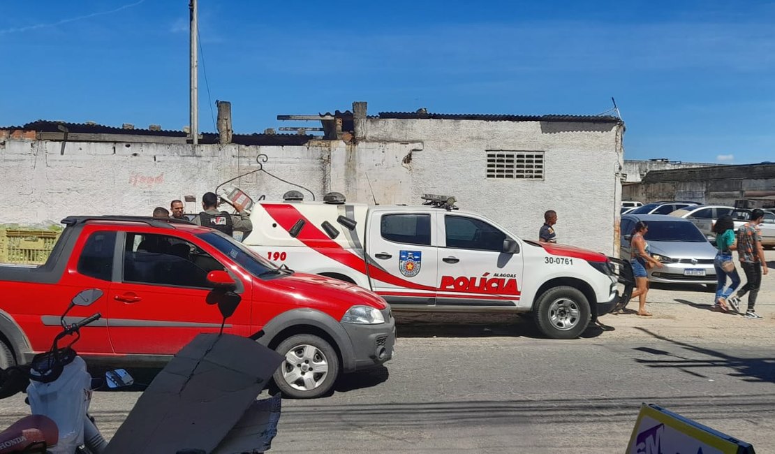 Suspeito de roubos no Mercado Público é espancado por populares e preso