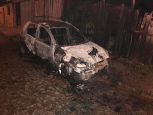 Carro pega fogo e bombeiros controlam chamas em Maceió