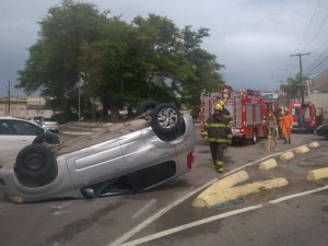 Grávida capota com carro na Pajuçara e é socorrida