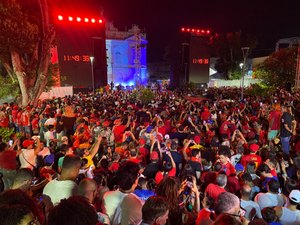 Centenas de apoiadores se reúnem na Praça Deodoro para ato de Lula
