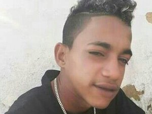 Jovem é baleado na cabeça em frente a escola municipal na parte alta de Maceió